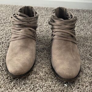 Fergalicious by Fergie women’s bootie size 8.5 Barley Doe